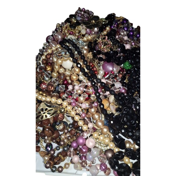 VTG 7lbs Costume Jewelry Lot – Faux Pearls Necklaces, Bracelets & Earrings - Picture 15 of 16